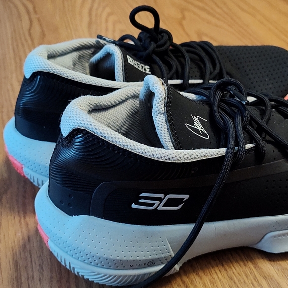 Nike Boys Steph Curry Size 7 Y. Minimal Wear. In Very Good Used Condition. - Picture 4 of 7